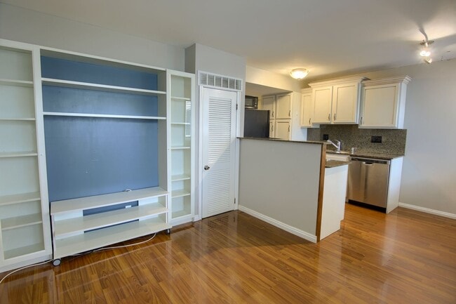 Building Photo - Stunning Condo Unit In Prime Location!
