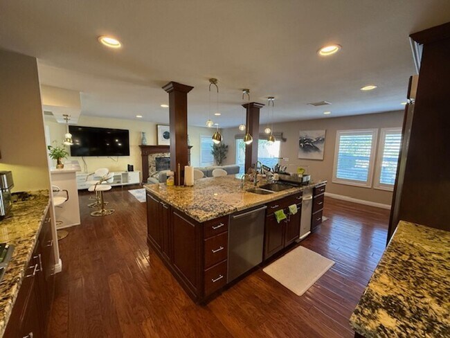 Building Photo - Fully Furnished 5 bedroom home