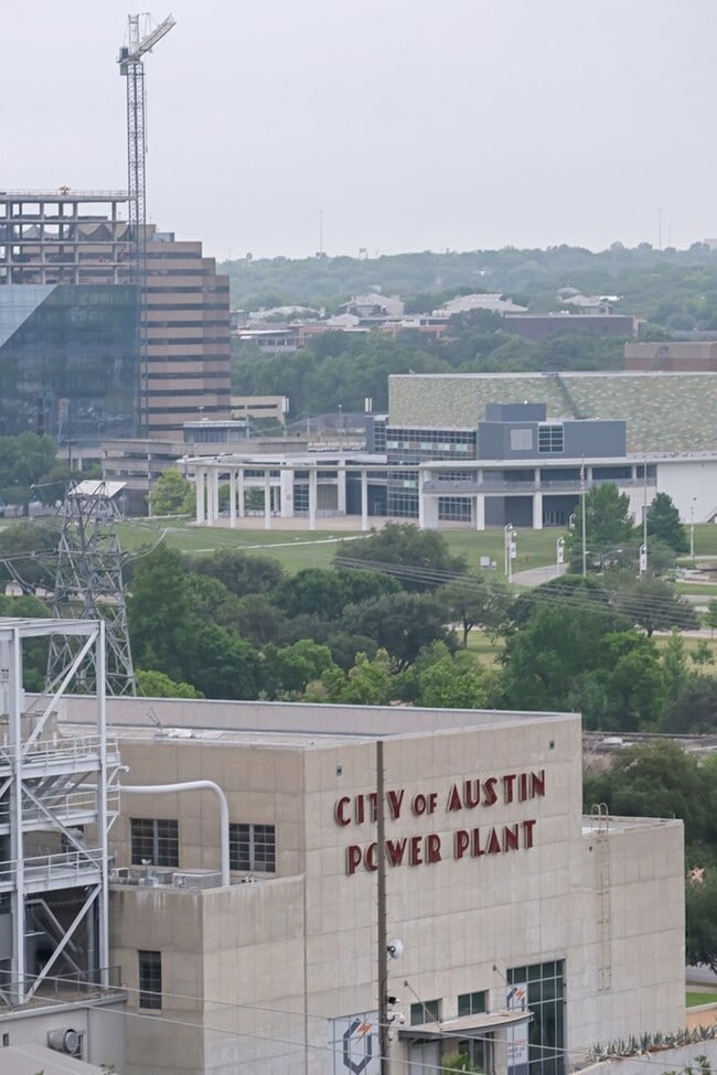 Building Photo - Luxurious 2 Bedroom, 2 Bath High Rise in Downtown Austin
