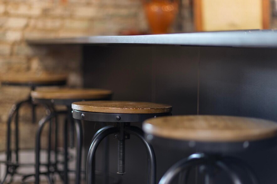 Building Photo - 18 Bank St