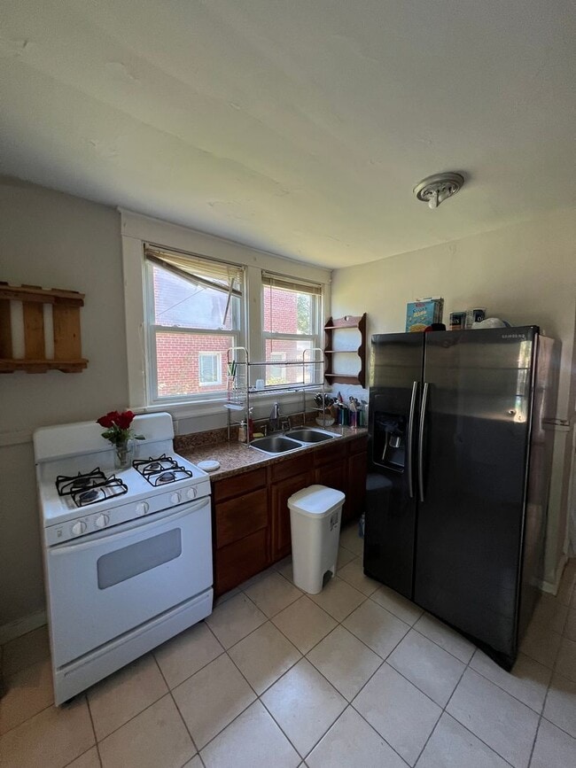 Building Photo - Spacious 4-Bedroom Home