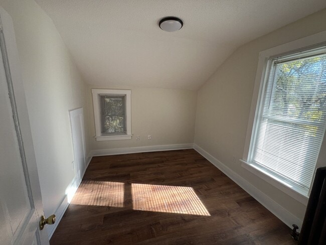 Building Photo - 526 E Eighth Street