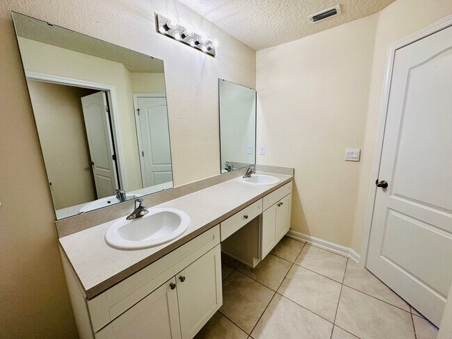 Building Photo - 3/2.5 Townhome in Bridgewater Community!