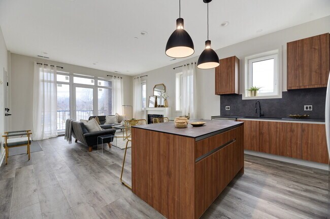 Building Photo - 810 E Irving Park Rd