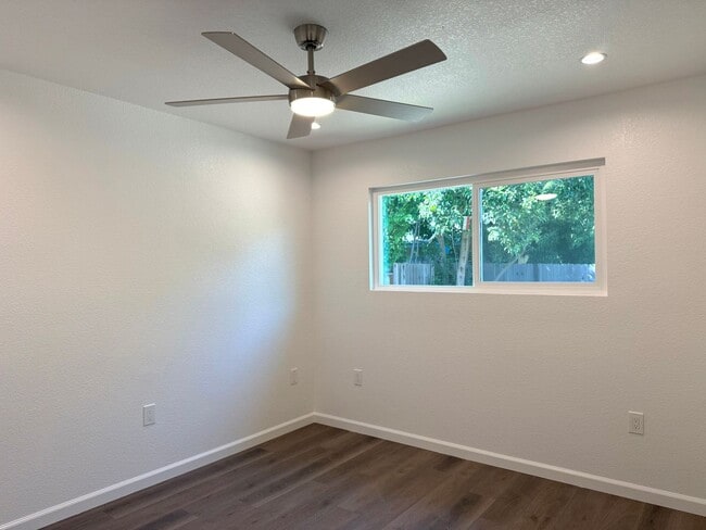 Building Photo - Fully Renovated 2 bed 1 bath !!