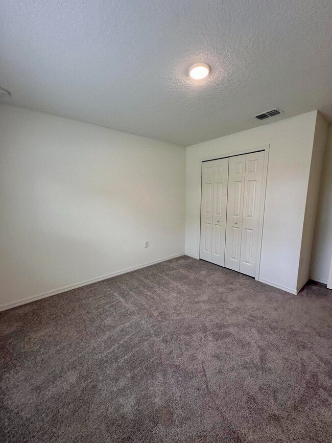 Building Photo - Large Family Home