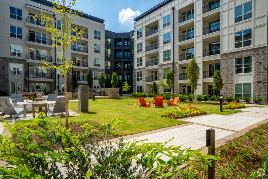 Courtyard - The Maddux at Shadowood
