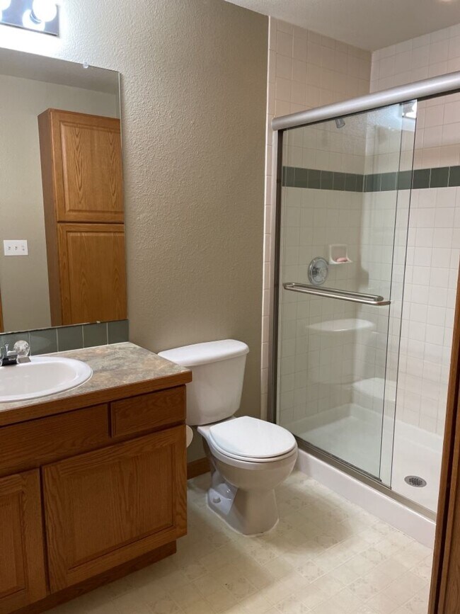Building Photo - 4 Bed 2.5 Bath Home in Windsor