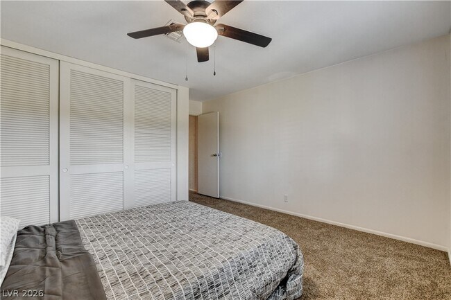 Building Photo - 3223 Pinehurst Dr