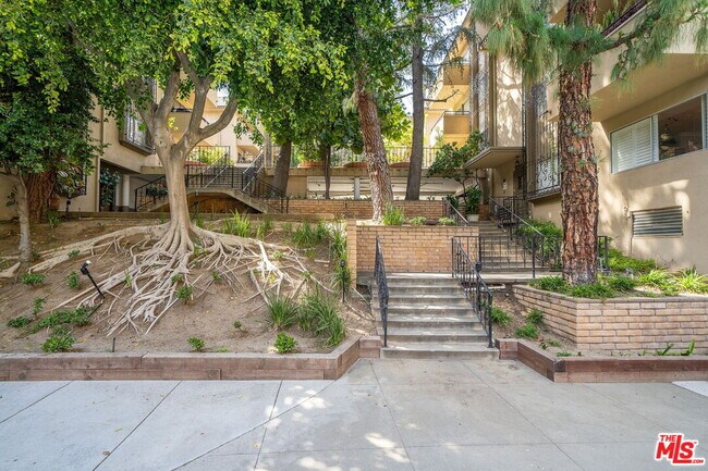 Building Photo - 6728 Hillpark Dr