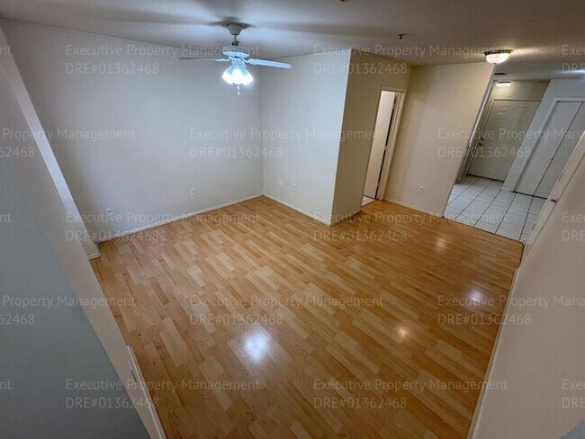 Building Photo - 2 bedroom 1.5 bathroom townhome located in a gated community near Hosking Ave/ S. Union Ave