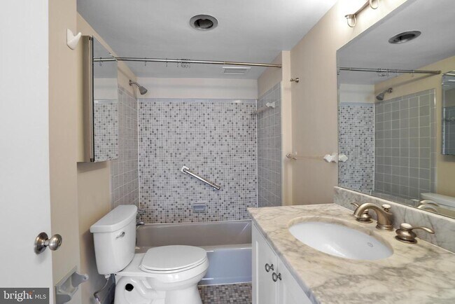 Building Photo - 2100 Washington Ave