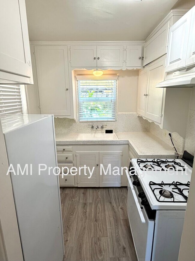 Building Photo - Studio Cottage in a Great Area!  Move In Special $1000 Off 1st Month's Rent!