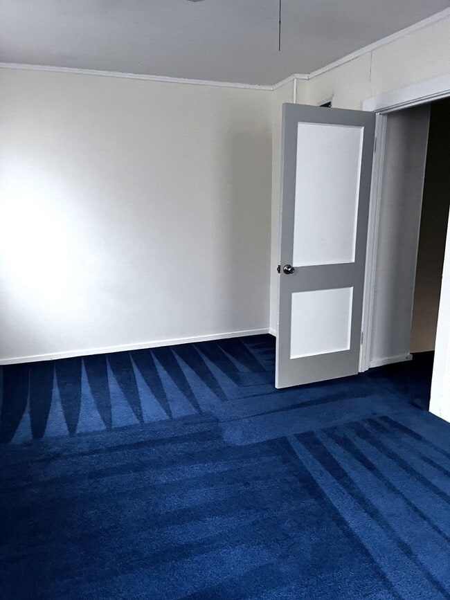 Building Photo - Two Bedroom, Spacious Apartment