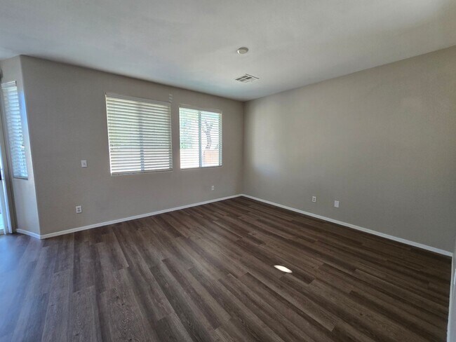 Building Photo - Terrific 3 bed + Loft 2 Car Need Space? Th...