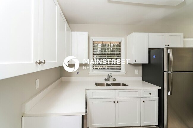 Building Photo - 3 Bedroom Pet-Friendly Home in East Point, GA with Main Street Renewal