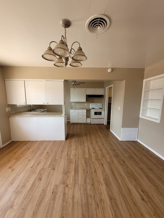 Building Photo - 4 bed 1.5 bath move in ready