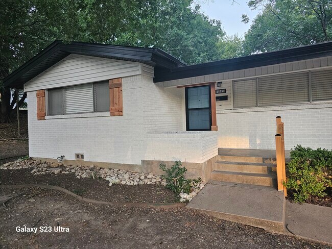 Building Photo - 4909 Sunset St