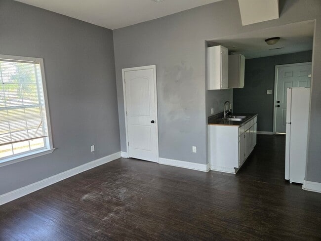 Building Photo - 142 Angelus St
