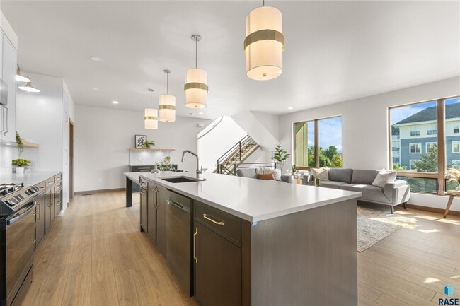 Building Photo - 2807 S Terry Ave