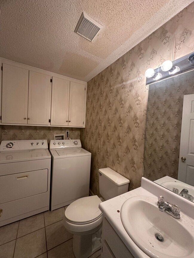 Building Photo - 105 S Spring View Dr