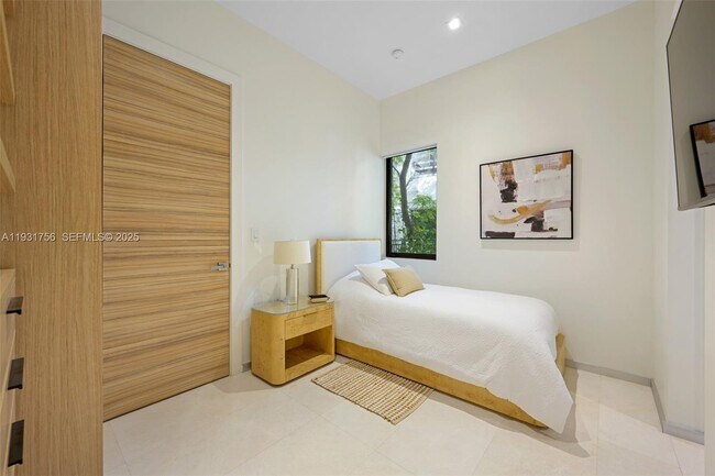 Building Photo - 3260 NE 165th St