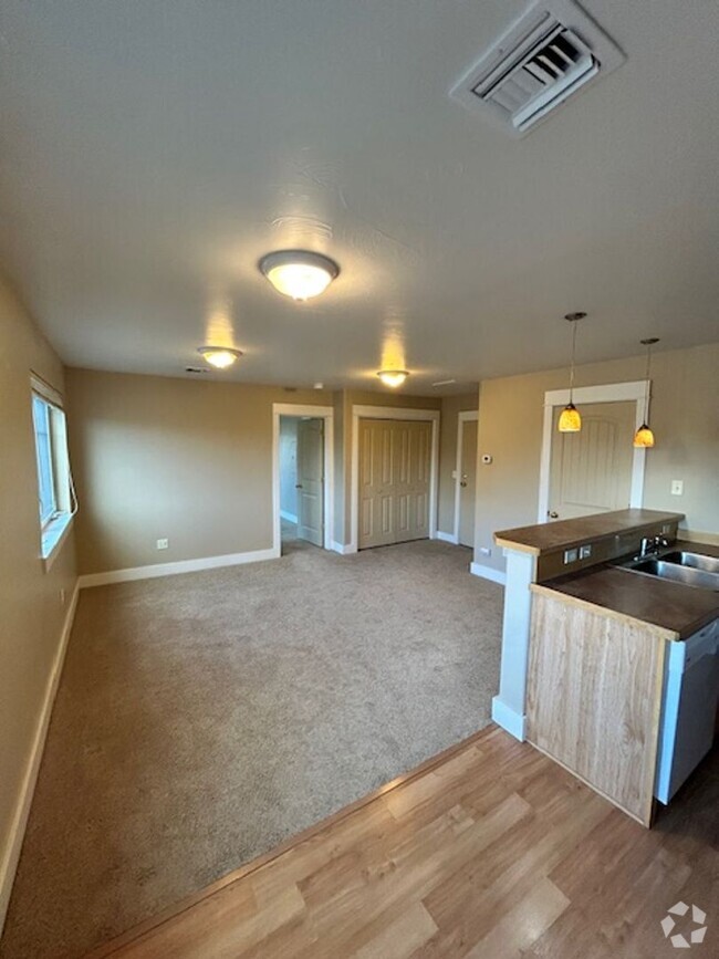 Building Photo - Centrally Located Large 1 Bedroom 1 Bathro...