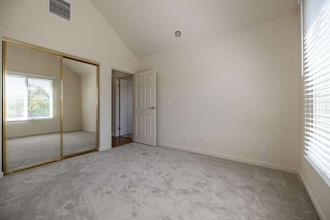 Building Photo - 7335 Rainbow Dr