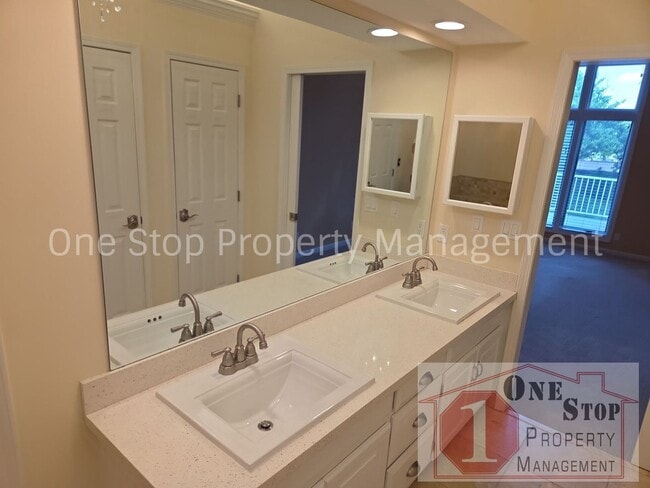 Building Photo - Beautiful 2 bedroom, 3 bathroom Villa in Overland Park!