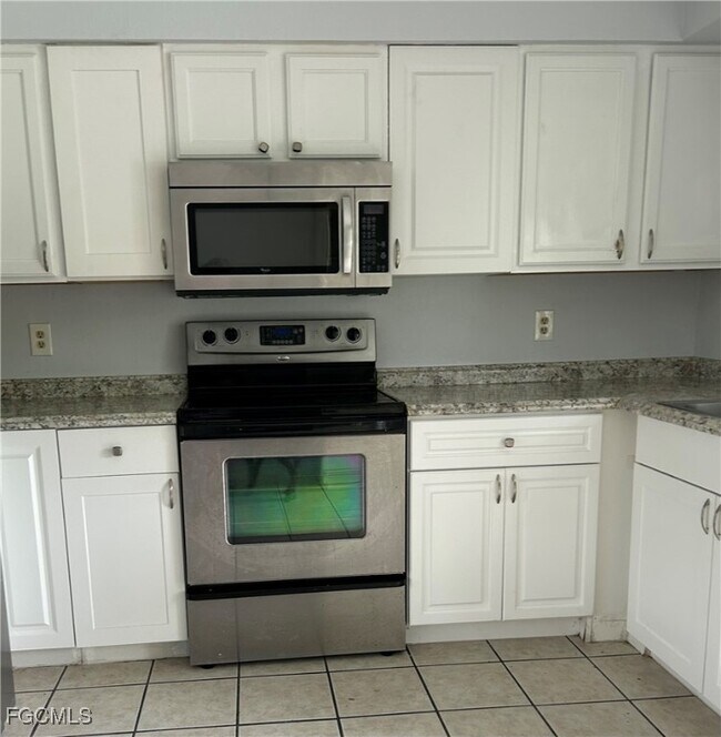 Building Photo - 953 NE Pine Island Ln