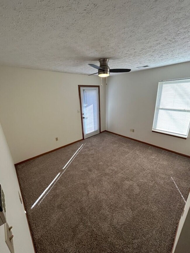 Building Photo - 2-Bedroom Ranch in Peaceful Piqua Neighbor...