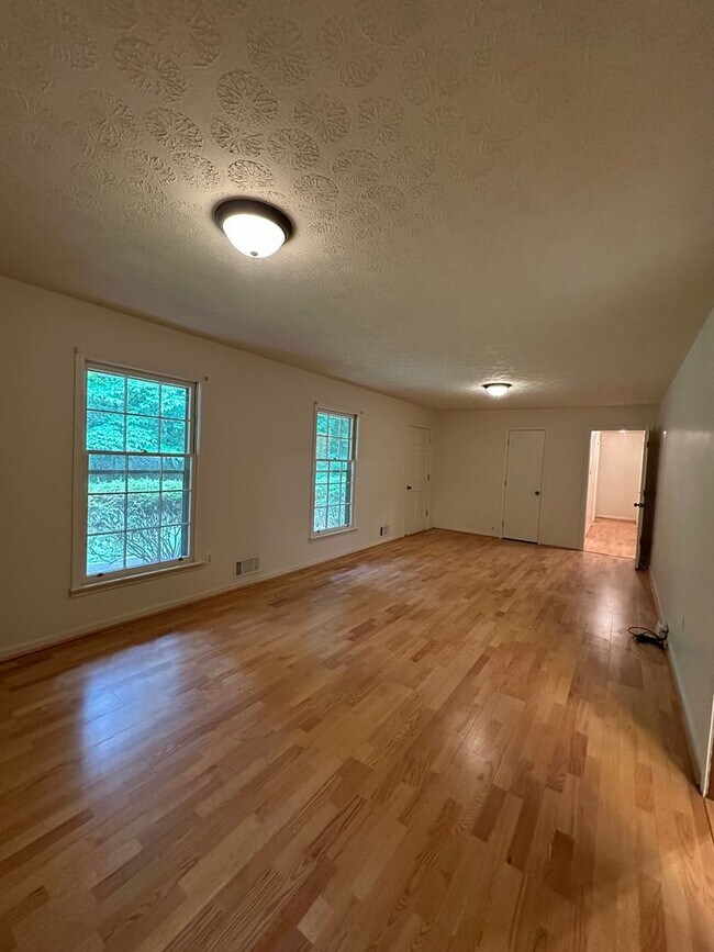 Building Photo - Available now,  3/2 with large unfinished basement, in University Heights
