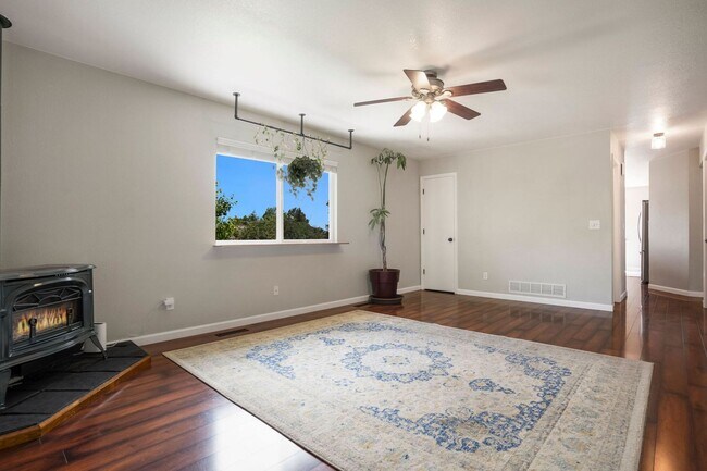 Building Photo - Updated 4 Bedroom Home with Amazing Yard, ...
