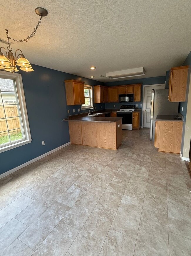 Building Photo - 3 bed 2 bath Home with fenced in backyard