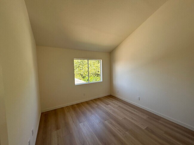 Building Photo - NEWLY REMODELED 3 BEDROOM 3 BATH