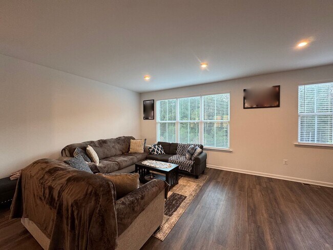 Building Photo - Modern 4 Bed 3.5 Bath Interior Townhome In...
