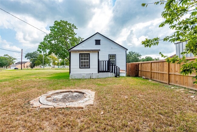 Building Photo - 727 Park Dr