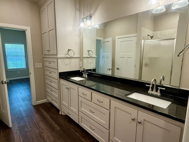 Building Photo - Beautiful 2 Bed 2 Bath!