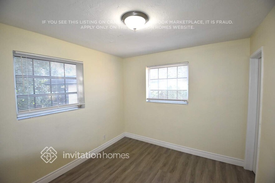 Building Photo - 3700 SW 16th Ct