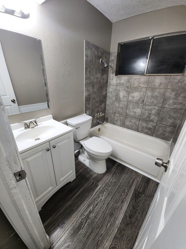 Building Photo - Charming 5 Bedroom House