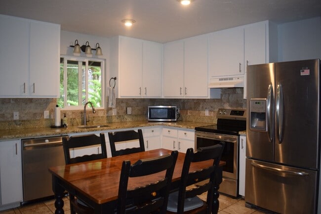 Building Photo - Furnished 3 bd. 2 ba. Makawao cottage on gated estate. Available May 1st for 1 yr. lease