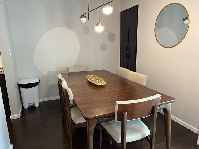 Building Photo - 1870 Fort St