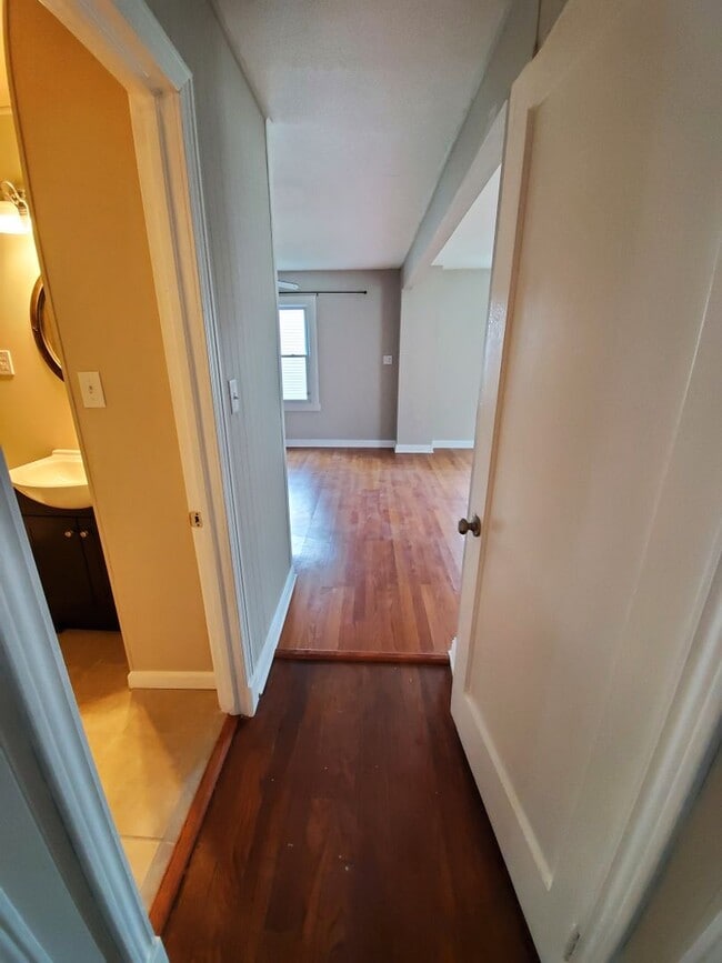 Building Photo - 4 Bedroom 1 Bath Home