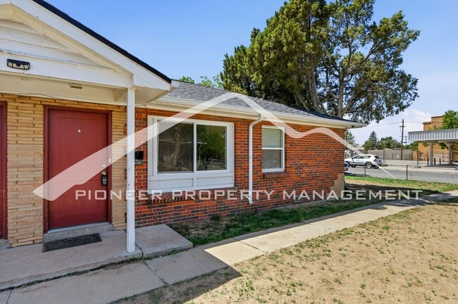 Building Photo - Charming Duplex with Washer/Dryer and Garage