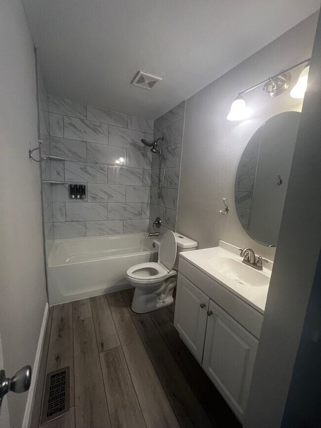 Building Photo - HALF OFF A MONTH'S RENT** -- Bright, Remod...