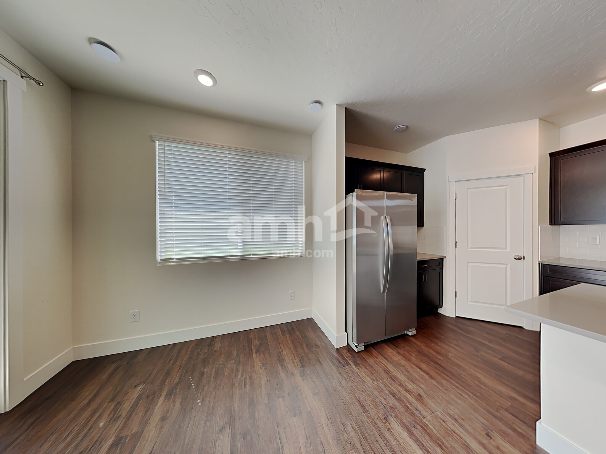 Building Photo - 1317 N Barkvine Ave