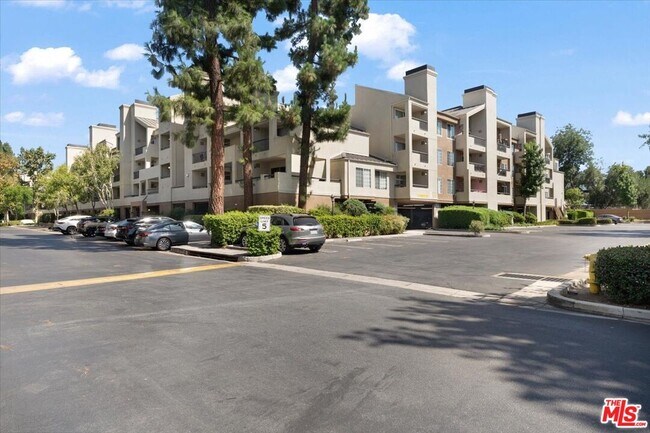 Building Photo - 5530 Owensmouth Ave