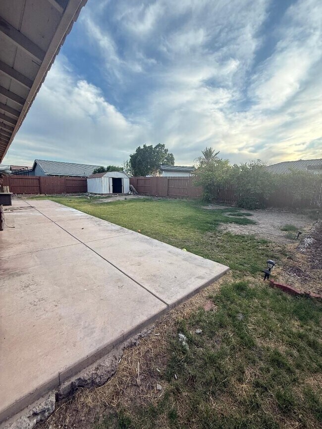Building Photo - FOR RENT – Spacious 5 Bed / 3 Bath Home in Calexico!