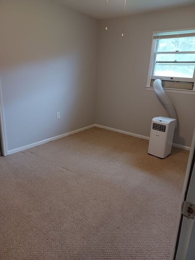 Building Photo - Available NOW 2BD/1BA in Ponderosa Village