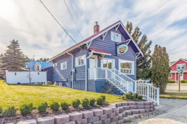 Primary Photo - Live in the heart of Roslyn, walk to shops...